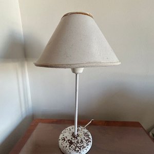 Lámpara de Mesa Blanca con Base Decorada - imagen 1
