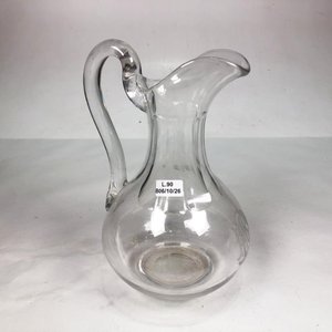 Lote siguiente: Jarra de Vidrio Tallado con Asa - 28 cm