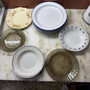 Lote de Platos Surtidos de Cerámica y Vidrio - imagen 3