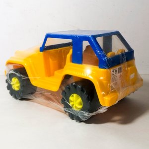 Lote de Juguetes: Jeep Amarillo y Dos Pistolas de Agua - imagen 2