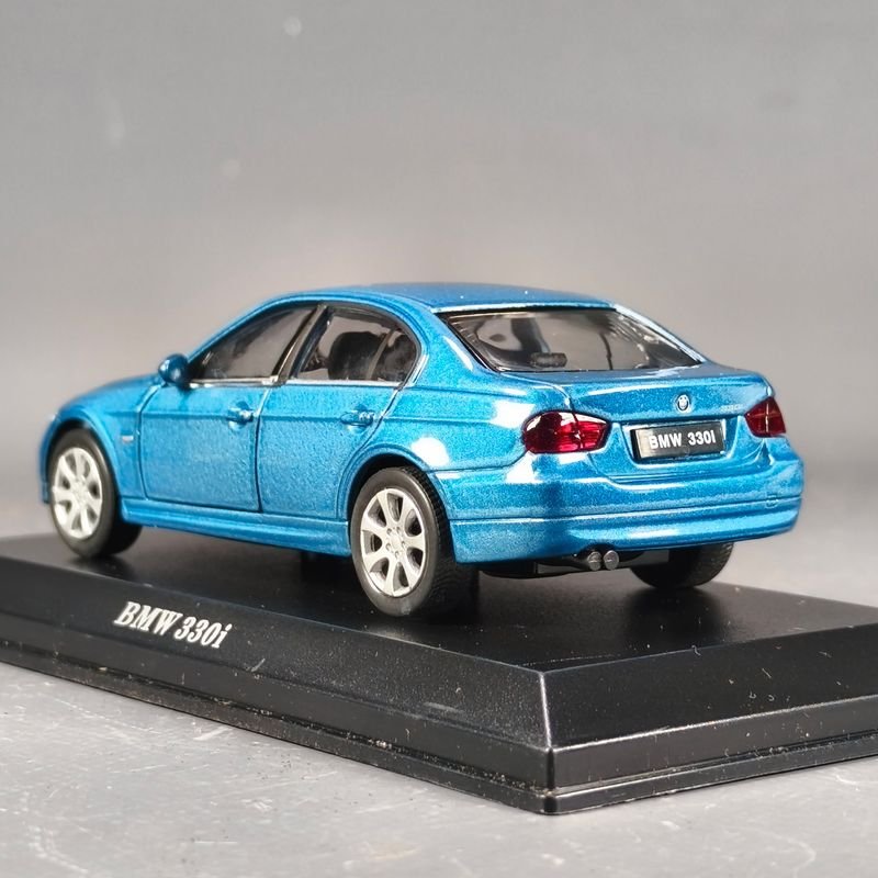 Modelo en escala 1/43 de BMW 330i, edición especial - imagen 5