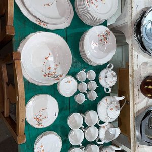 Lote siguiente: Juego de Porcelana Olmos Uruguay: Vajilla Completa con Tazas, Platos y Fuentes