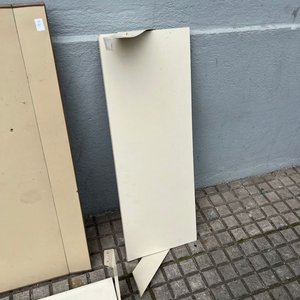 Repisas Blancas y Mesa Plegable de Cocina Abatible - imagen 3