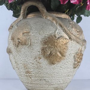 Jarrón Antiguo con Flores Artificiales y Relieves de Hiedra - imagen 3