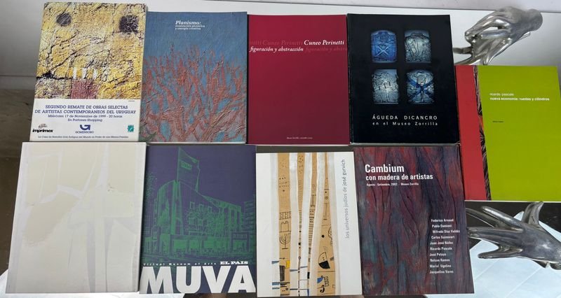 Lote siguiente: Colección de libros y catálogos de arte contemporáneo uruguayo