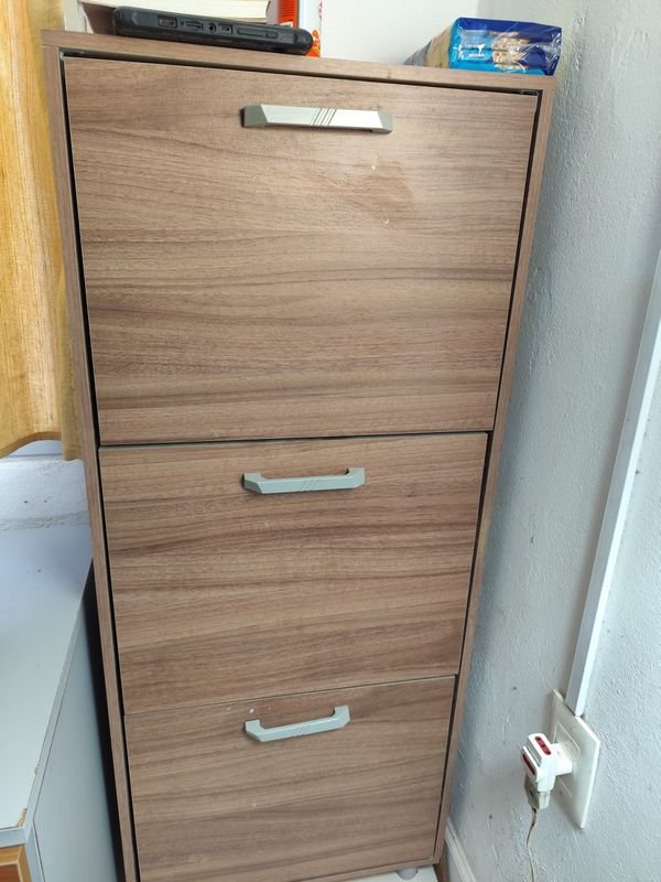 Zapatera de Madera con Tres Niveles y Cajón Inferior - imagen 1
