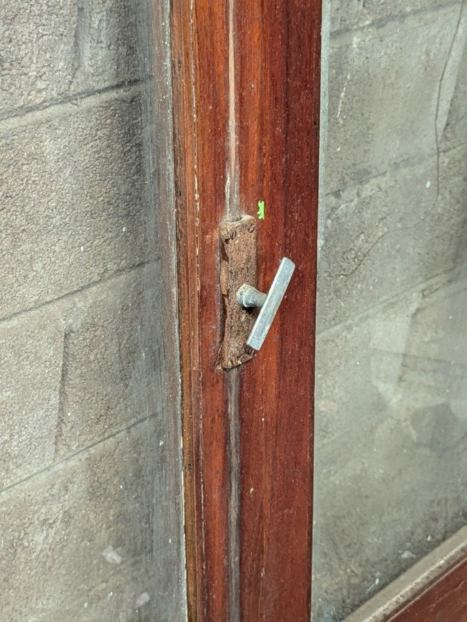 Ventana de madera con tres hojas batientes y marco - imagen 5