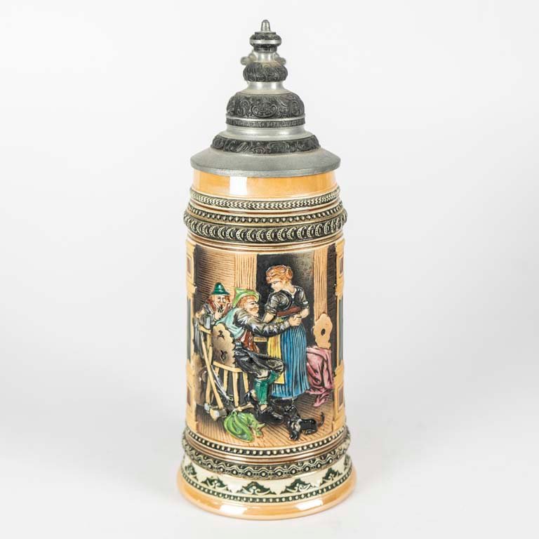 Lote anterior: Jarra de cerveza policromada con diseño en relieve y tapa de peltre