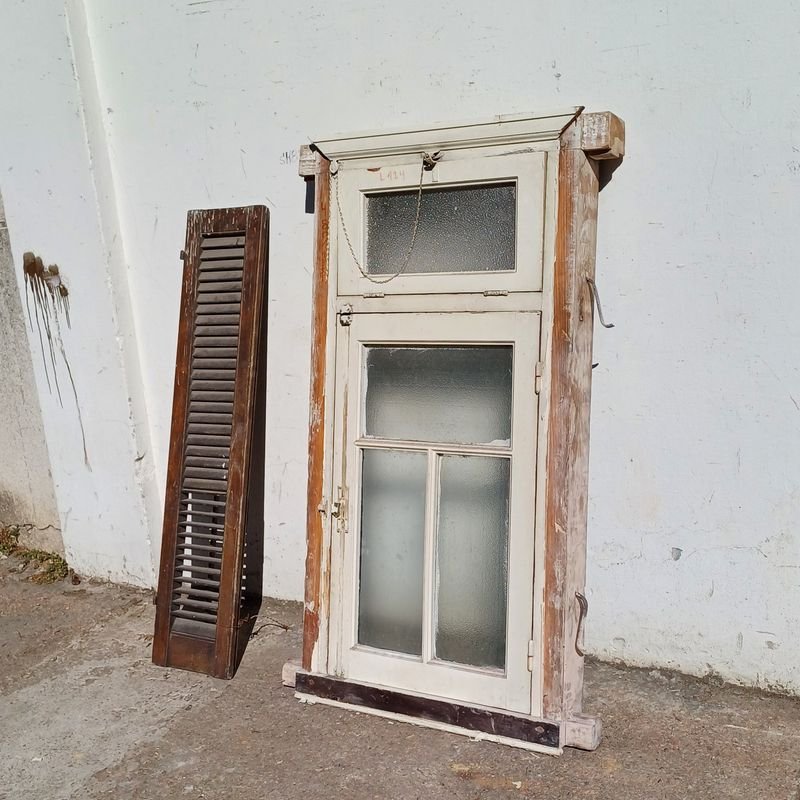 Ventana antigua de madera con marco de pinotea y banderola en cedro - imagen 2