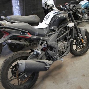 Motocicleta KTM RC 390 Negra y Naranja - imagen 2