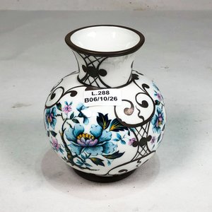 Florero de Porcelana Blanca con Flores y Detalles en Plata - imagen 3