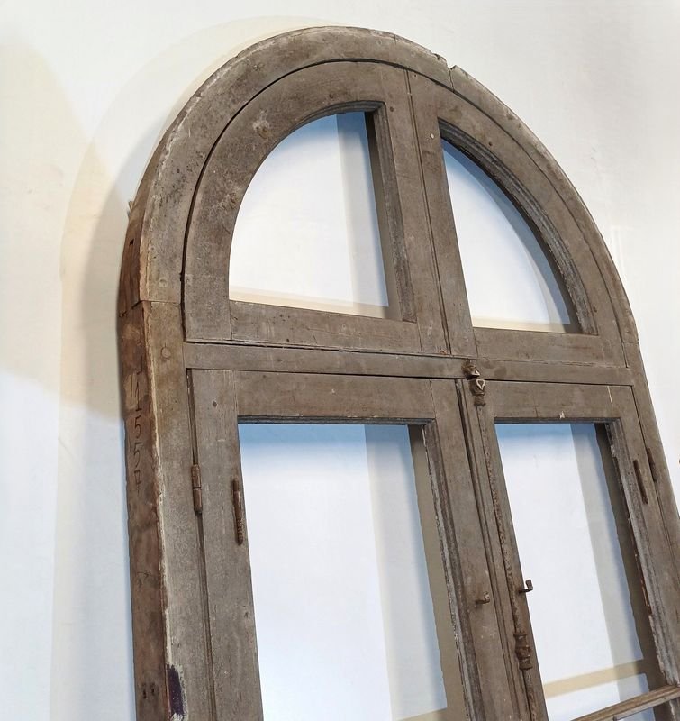 Ventana antigua de cedro con marco de madera y postigos - imagen 4