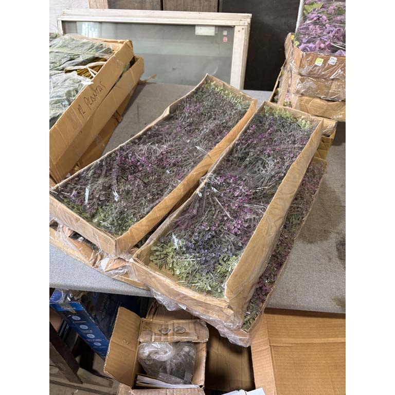 Lote siguiente: Ramos de flores artificiales en cajas