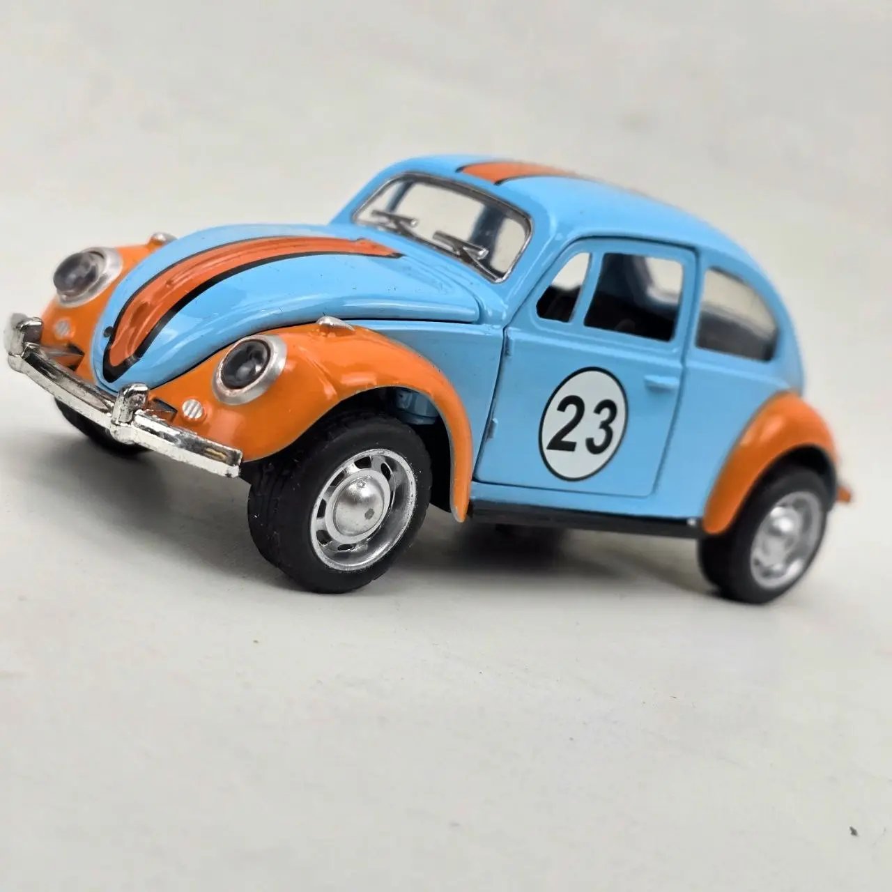Auto a Escala Volkswagen Escarabajo Azul y Naranja
