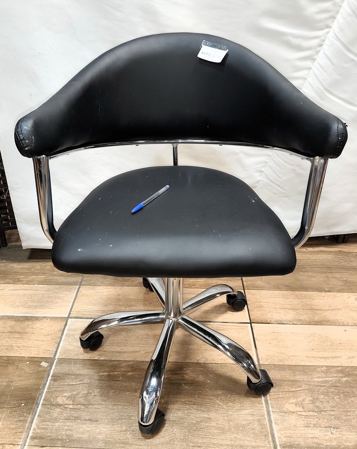 Silla de dentista tipo tapizado en ecocuero negro con respaldo media luna y ruedas cromadas - imagen 4