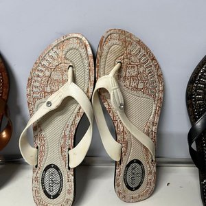 Lote de 14 Pares de Calzado: 7 Pares de Alpargatas y 7 Pares de Chinelas - imagen 3