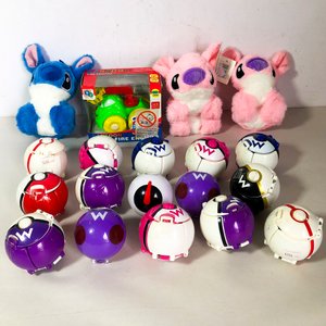 Lote de 19 piezas: 3 peluches, 1 camión de bomberos de juguete y 15 pokebolas - imagen 1