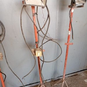 Lote anterior: 3 Focos Industriales con Pie de Hierro Naranja