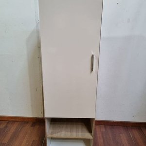 Lote anterior: Mueble Auxiliar Blanco con Puerta y Estantes Abiertos