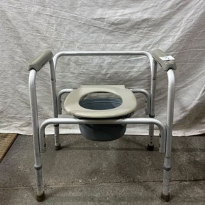 Lote siguiente: Silla de baño/inodoro portátil de aluminio plegable con tacho