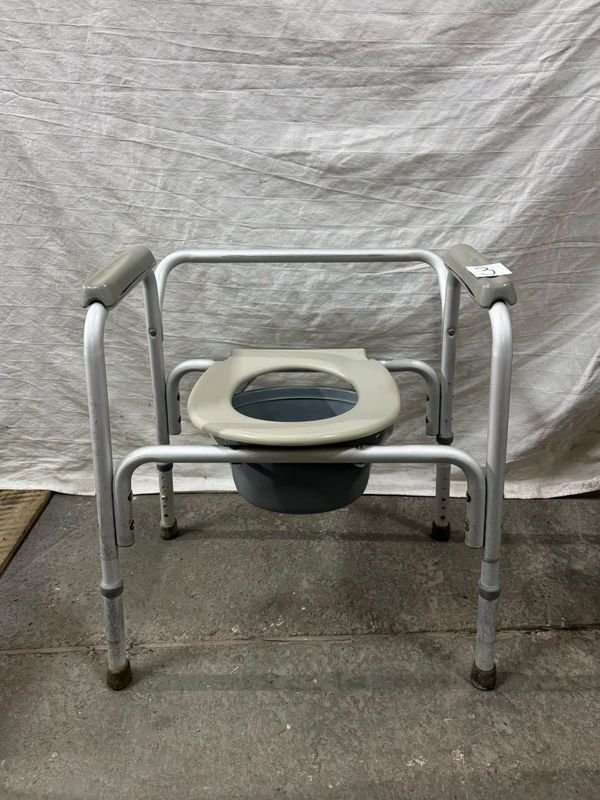 Silla de baño/inodoro portátil de aluminio plegable con tacho