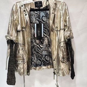 Lote siguiente: Campera Dorada con Capucha para Dama Talle 46