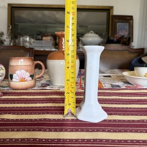 Lote de Artículos de Porcelana: Jarra, Taza, Florero, Candelero y Platos - imagen 11