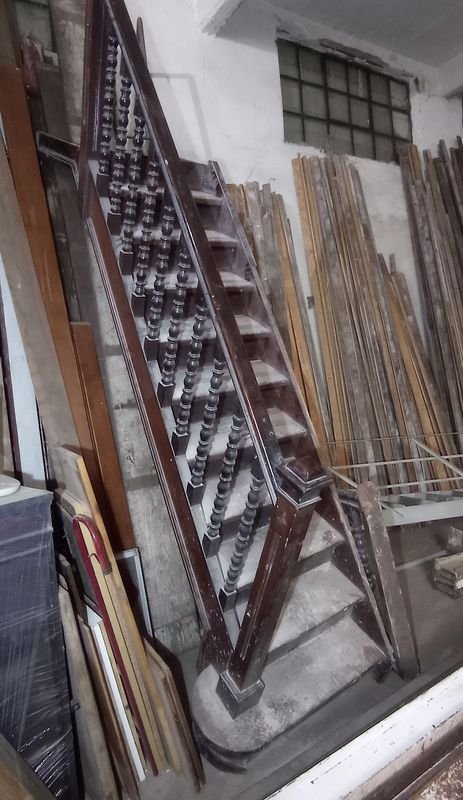 Escalera antigua con barandas torneadas, completamente en cedro - imagen 7