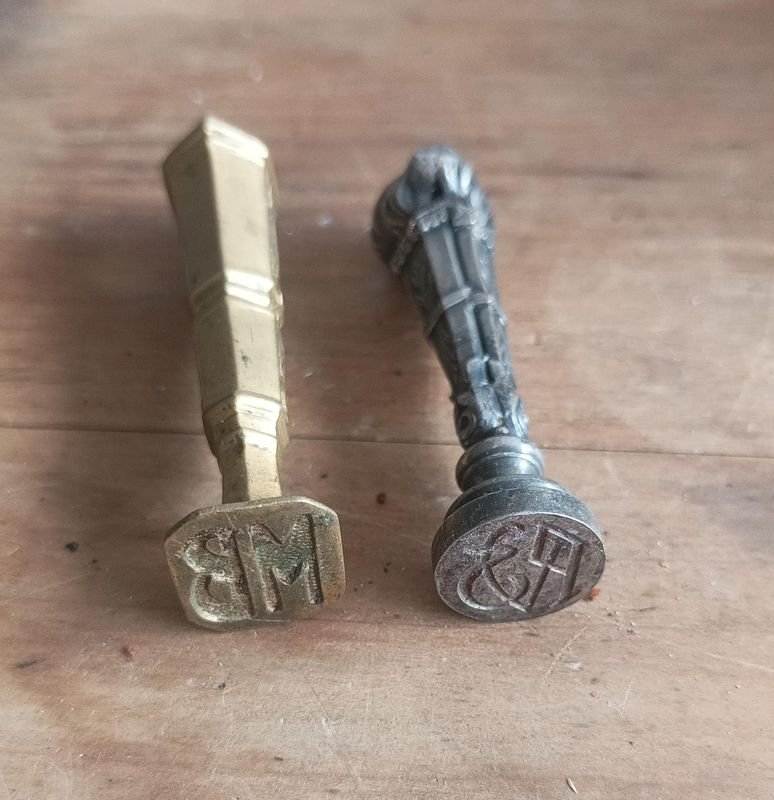 Dos sellos antiguos de bronce y metal en excelente estado - imagen 2