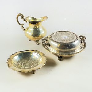 Jarra y dos centros de mesa metálicos con detalles ornamentales - imagen 1