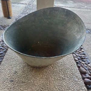 Lote siguiente: Recipiente Grande de Latón con Fondo Picado