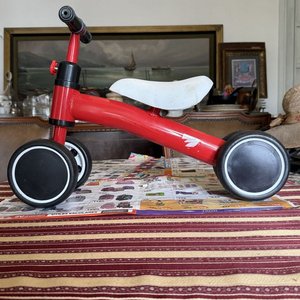 Triciclo Infantil Rojo y Negro sin Pedales - imagen 1