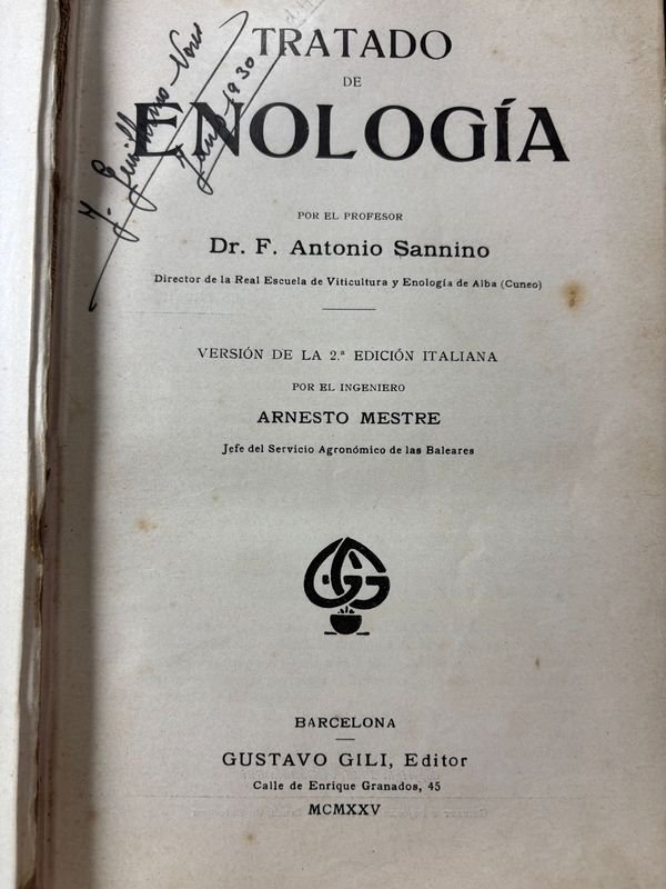 Libro de Enología antiguo con estatua de león - imagen 2
