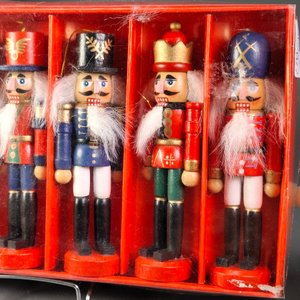 Set de 6 Cascanueces Navideños Colgantes Soldados en Empaque Original - imagen 5
