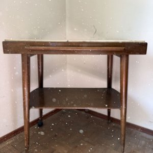 Mesa Auxiliar Clásica con Tapa de Mármol y Ruedas - imagen 1