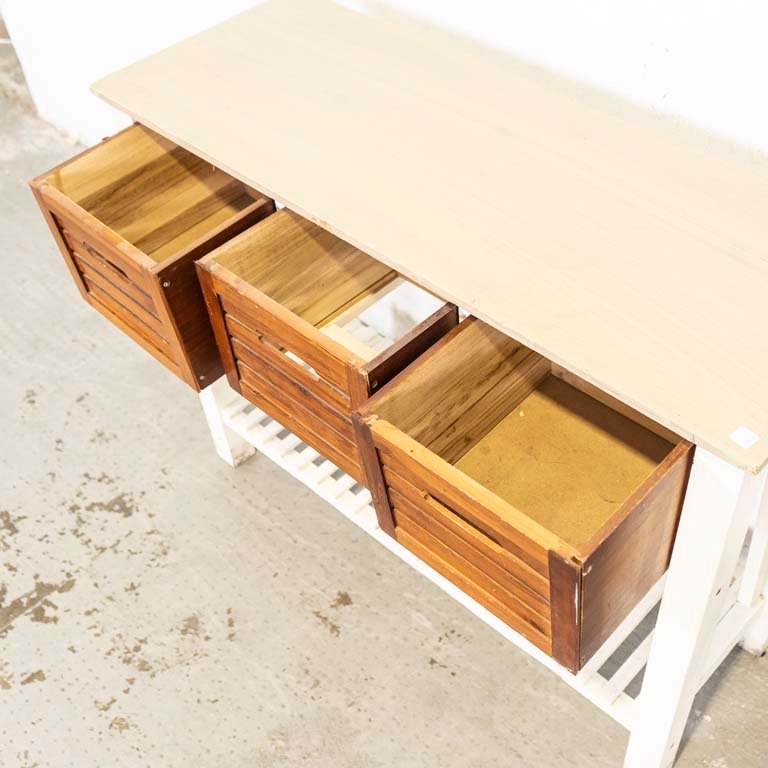 Mesa de arrimo con tres cajones en excelente estado - imagen 3