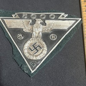 Lote siguiente: Insignia Alemania III Reich con Águila y Esvástica Original