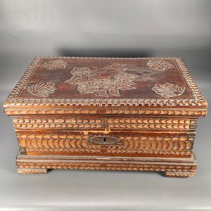 Lote anterior: Costurero Antiguo de Madera Tallada con Diseño de Aves y Flores