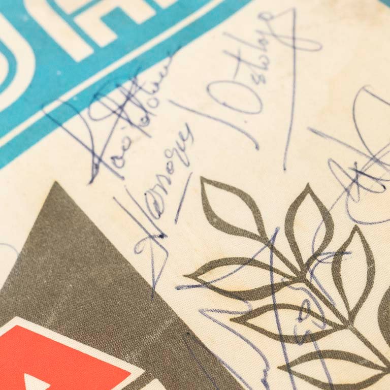Banderín de la AUF con firmas de jugadores del Mundial Italia 90 - imagen 2