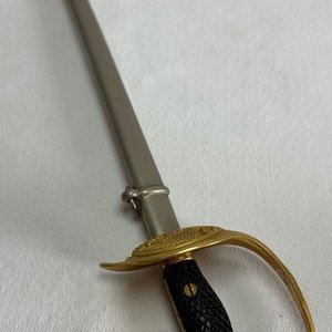 Abrecartas Estilo Sable Español con Vaina Dorada y Detalle de León - imagen 2