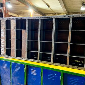 Estantería Modular con Lockers Metálicos Amarillos y Azules - imagen 3