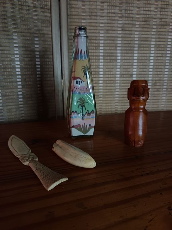 Coleccionables y Antigüedades: Botella de Arena, Moai de Madera y Objetos Tallados