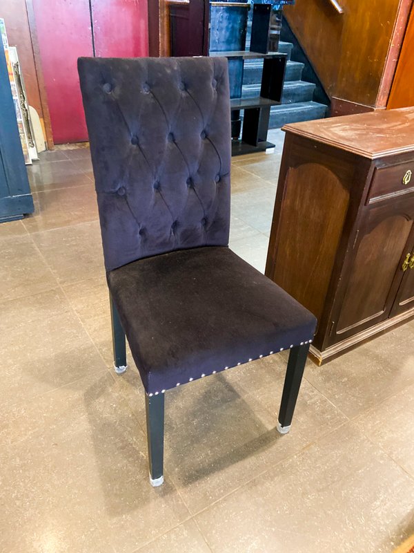 Silla de Comedor Tapizada Negra con Tachas