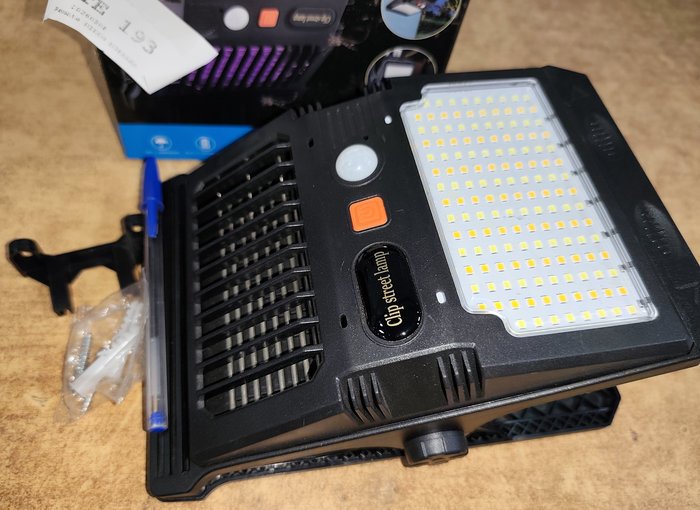 Lámpara LED recargable con sensor y repelente de insectos - imagen 3