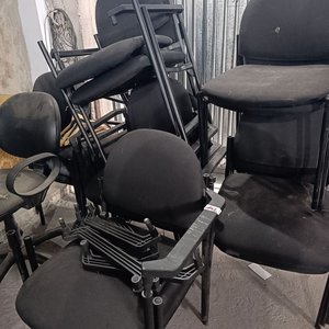 Lote siguiente: Lote de 18 Sillas Negras de Oficina