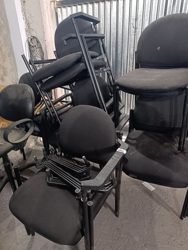 Lote de 18 Sillas Negras de Oficina