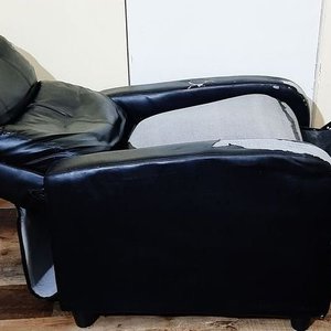 Sillón Reclinable Negro con Desgaste en Tapizado - imagen 3
