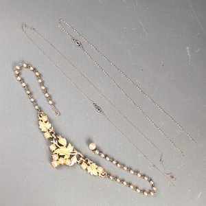 Collar "Coro" con Perlas y Hojas Doradas, Dos Cadenas de Plata - imagen 2
