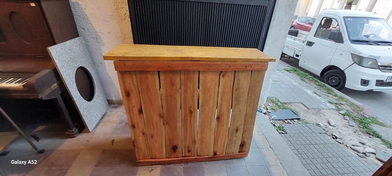 Mostrador tipo barra de madera para decoración y uso - imagen 4