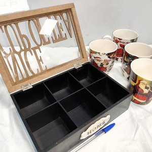 Lote siguiente: Lote de 4 Tazas Navideñas con Caja de Té de Madera